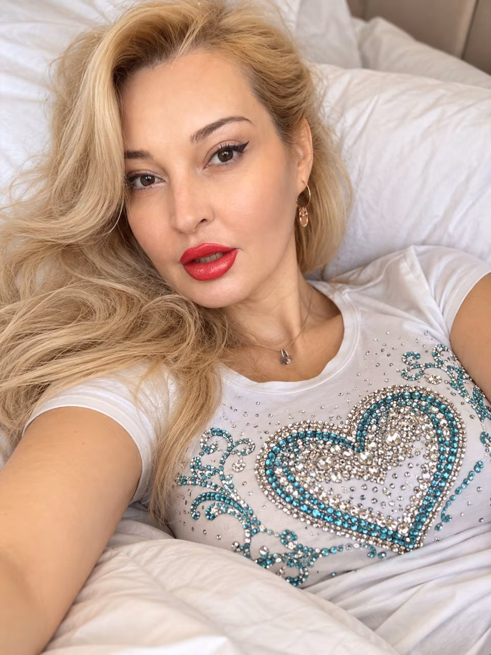 Olena 42 Kyiv Ukraine Looking for a man to date and be myself